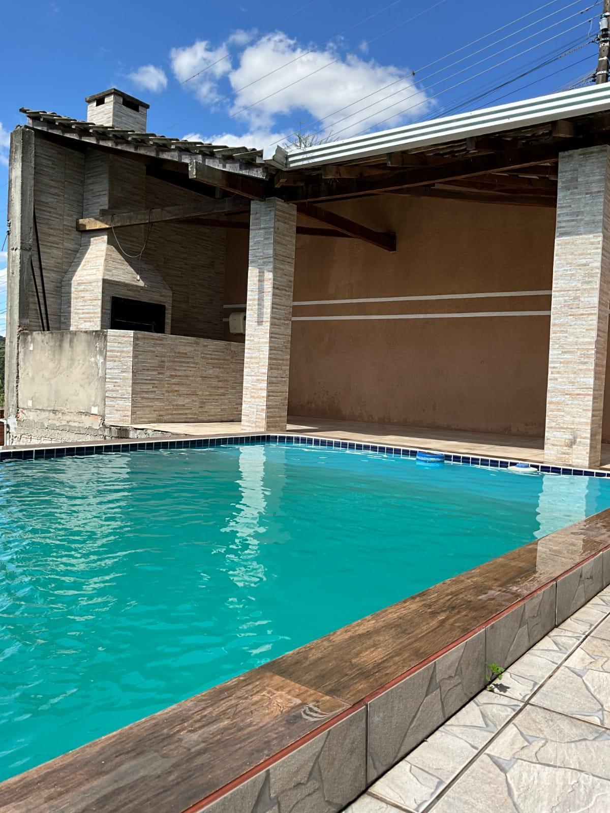 Ótimo sobrado com Piscina